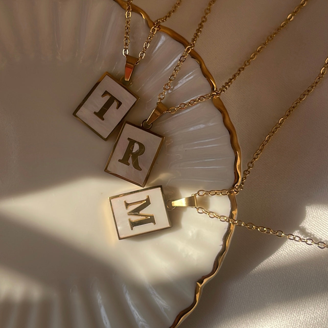 Liana | Initial neckalace - Ladywithcraft