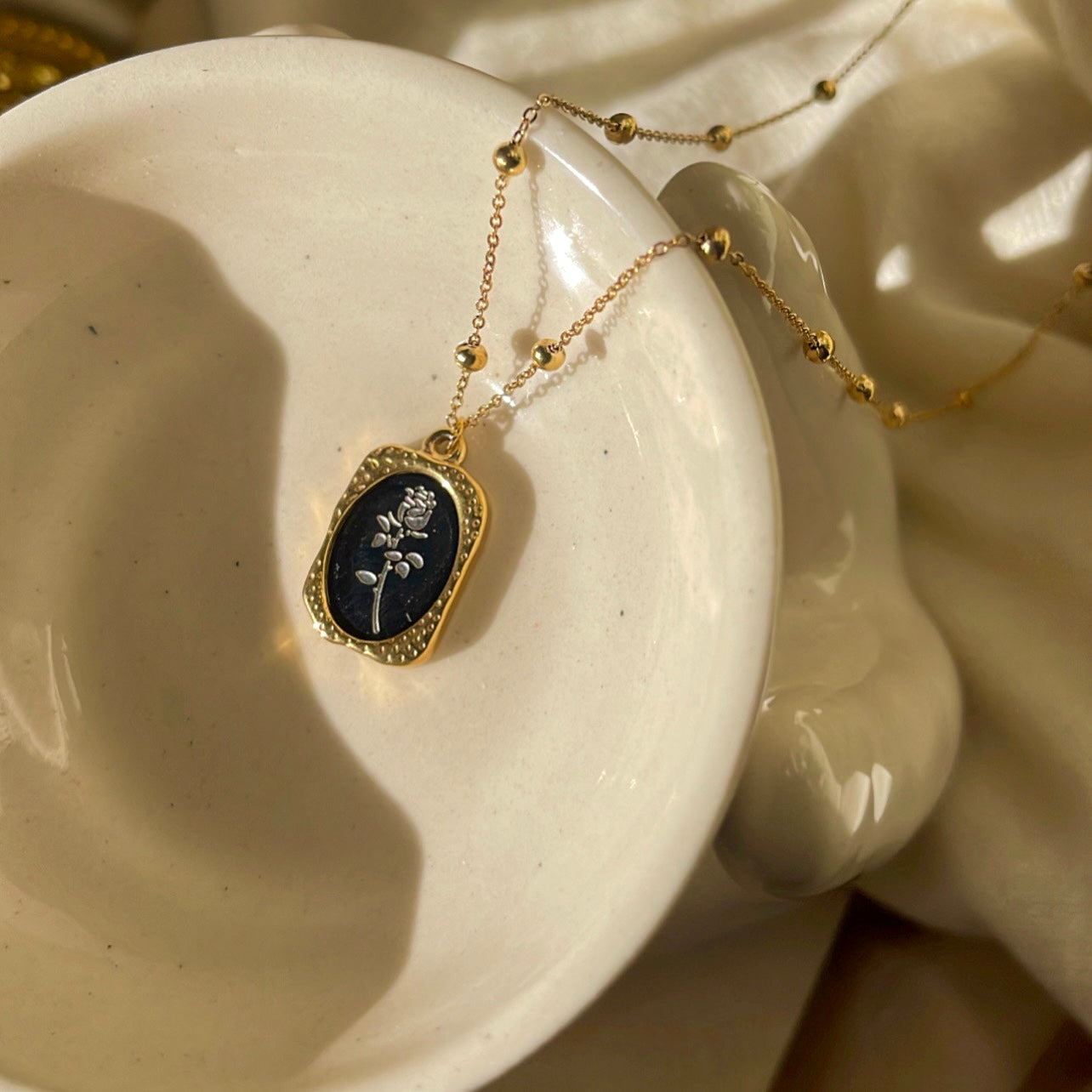 Rouge | gold plated necklace - Ladywithcraft