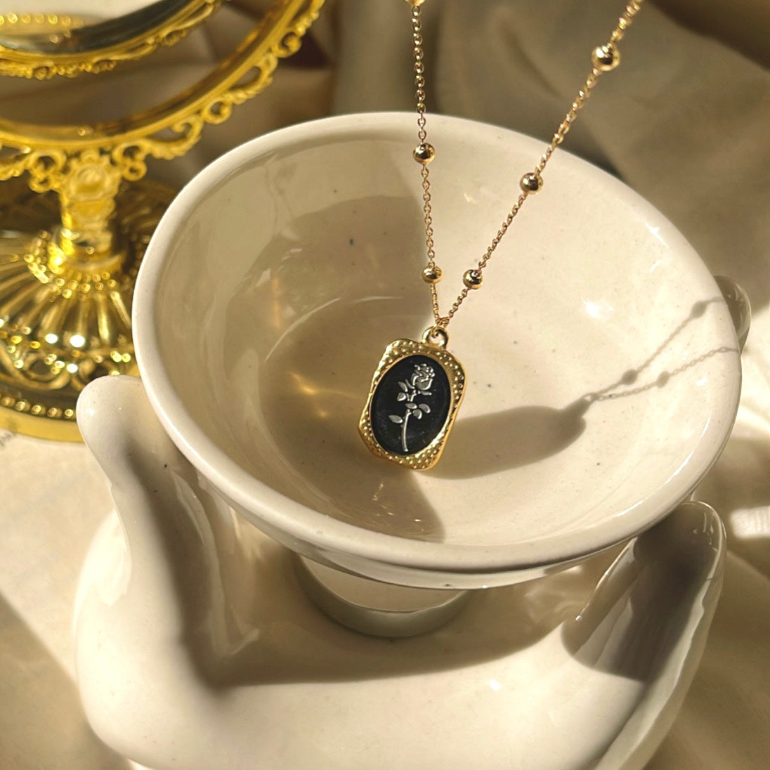 Rouge | gold plated necklace - Ladywithcraft