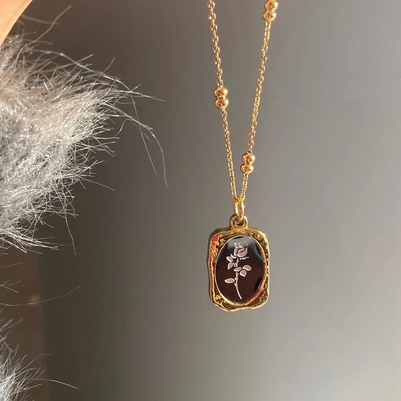Rouge | gold plated necklace - Ladywithcraft