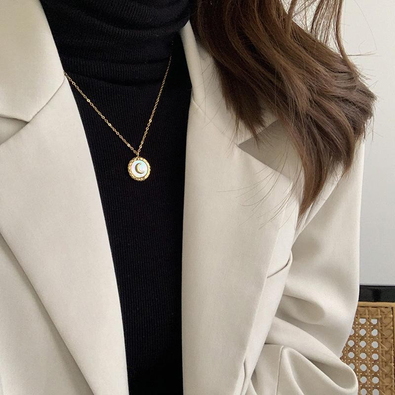 Lune | gold plated necklace