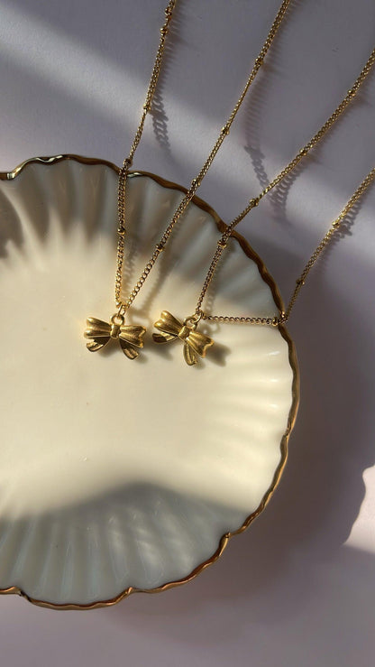 Beaded bow necklace - Ladywithcraft