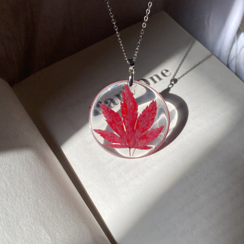Red Maple Leaf Necklace | Oak | Tiny Spring Leaves - Ladywithcraft